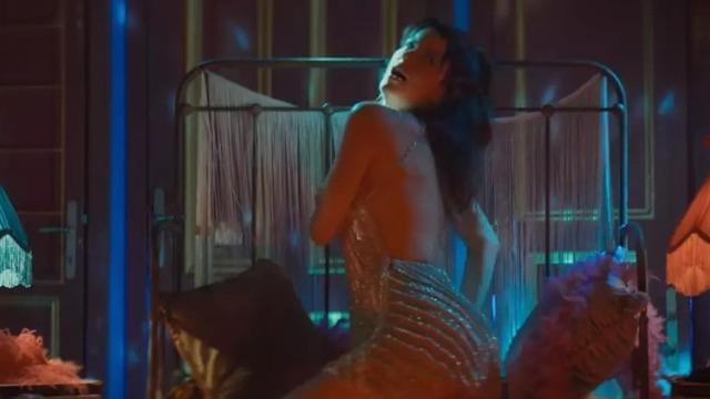 Orgazm sahnesi uzun süre konuşulmuştu! İstanbul İçin Son Çağrı filminin yıldızı Beren Saat'in ödül gecesi tarzı olay oldu 