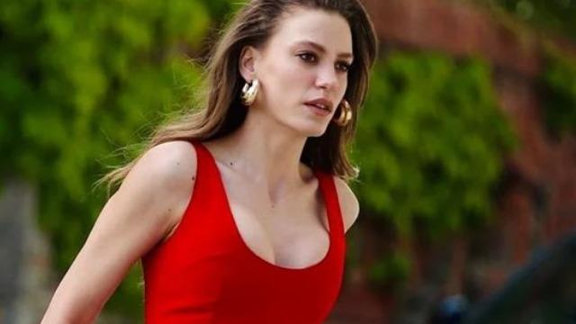 Aile'nin güzeli Serenay Sarıkaya ödül törenine damga vurdu! 'Yine ben' sözleri gündem oldu