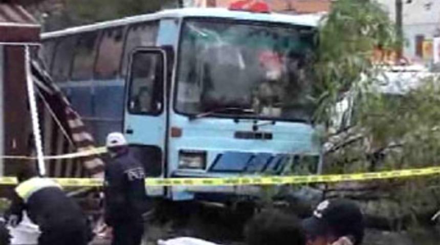 &Uuml;mraniye'de akıl almaz kaza: 1 &ouml;l&uuml;, 3 yaralı