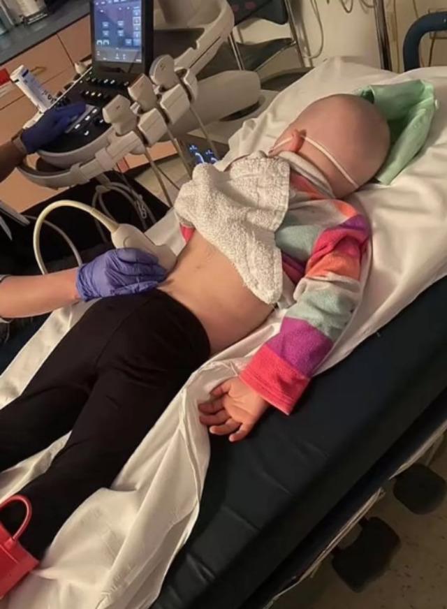 7 yaşındaki kızının kanser hastası olduğunu söyleyerek yardım istedi! Gerçek bambaşka çıktı... Dolandırıcı anne inandırıcı olması için kızının saçlarını bile kazıttı 640xauto