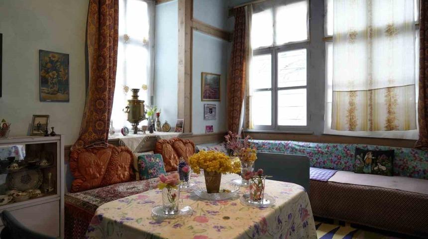 Asırlık konakta yaşayan 3 kardeş bir tarihi ayakta tutmaya çalışıyor