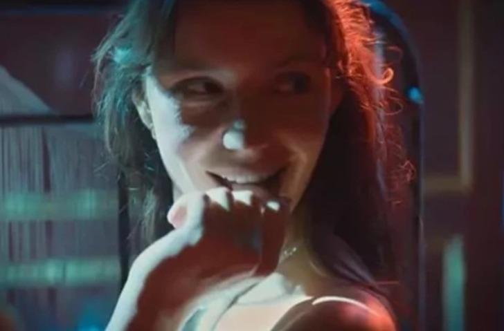 Orgazm sahnesi olay olmuştu! İstanbul İçin Son Çağrı filminin güzeli Beren Saat'in tarzı sosyal medyayı ikiye böldü G2