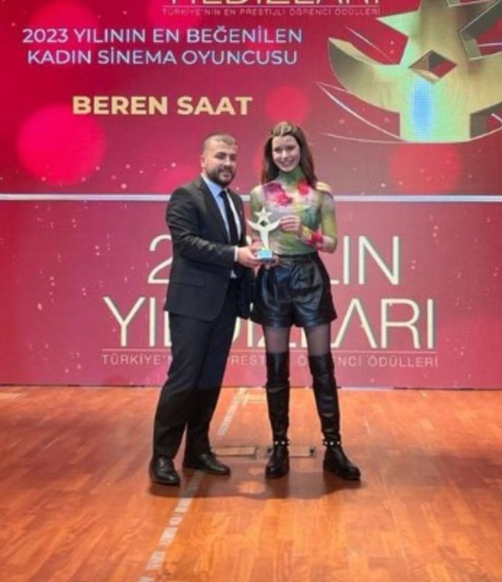 Orgazm sahnesi olay olmuştu! İstanbul İçin Son Çağrı filminin güzeli Beren Saat'in tarzı sosyal medyayı ikiye böldü G5