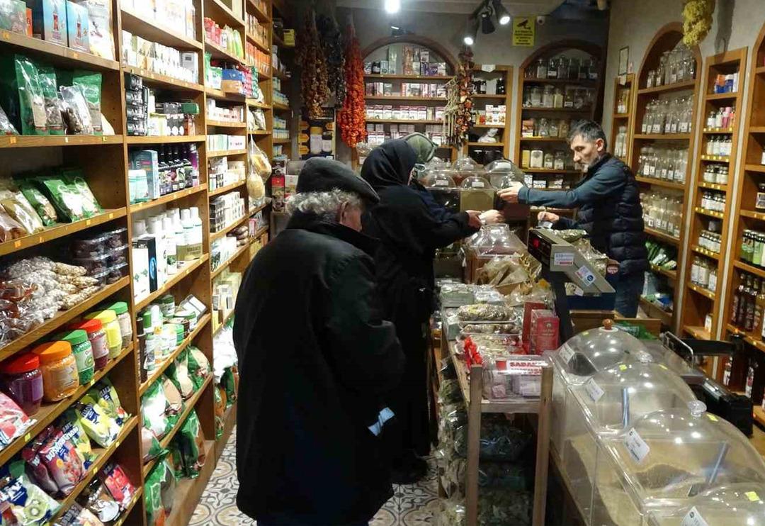 Soğuk havalarda kimse uğramadan ge&ccedil;miyor! Şifalı form&uuml;l&uuml; paylaştı... Sakın b&ouml;yle demlemeyin