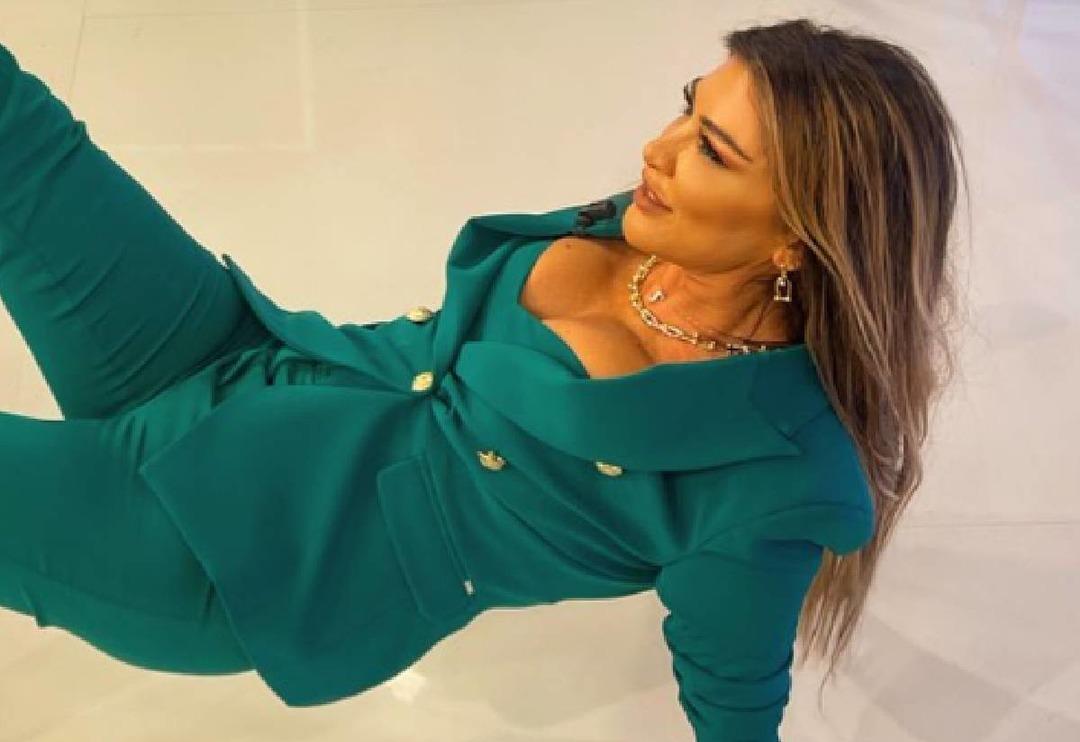 Selen G&ouml;rg&uuml;zel&rsquo;in kal&ccedil;asına kadar uzanan dekoltesi olay oldu! Yorum yağdı