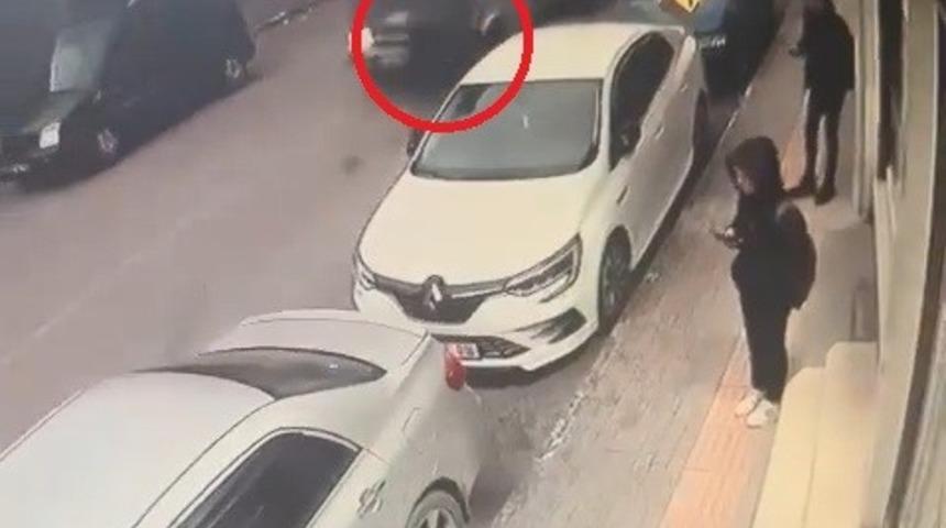 Bursa’da yolun karşısına geçmeye çalışan yayaya çarpan kamyonet kamerada