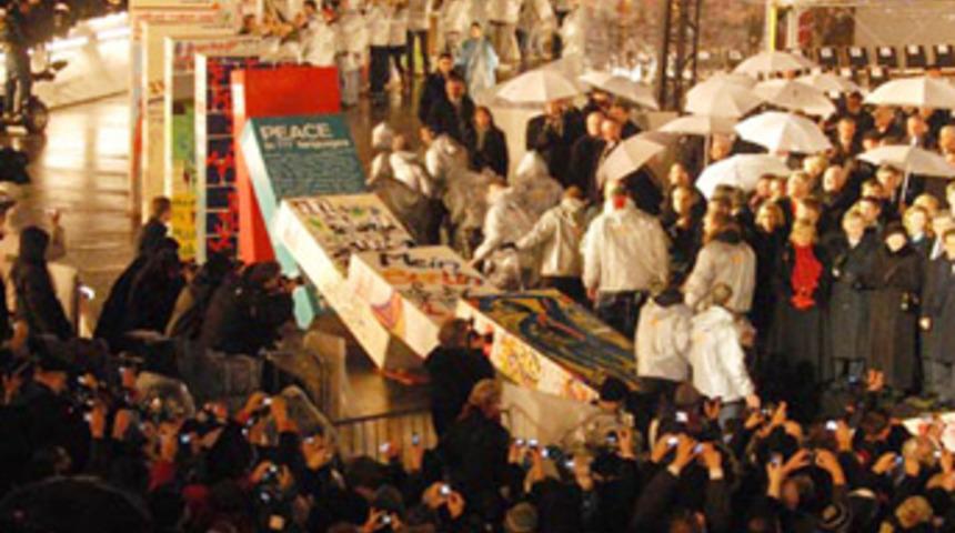 Utan&ccedil; duvarının yıkılışına g&ouml;rkemli t&ouml;ren