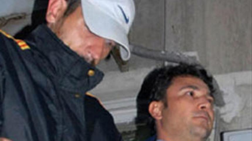 Katili komşusu &ccedil;ıktı