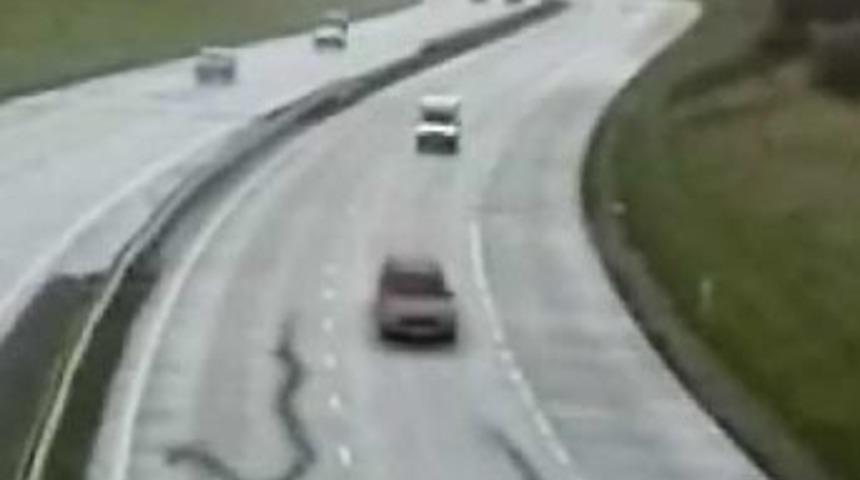 Yol otomobili b&ouml;yle yuttu!