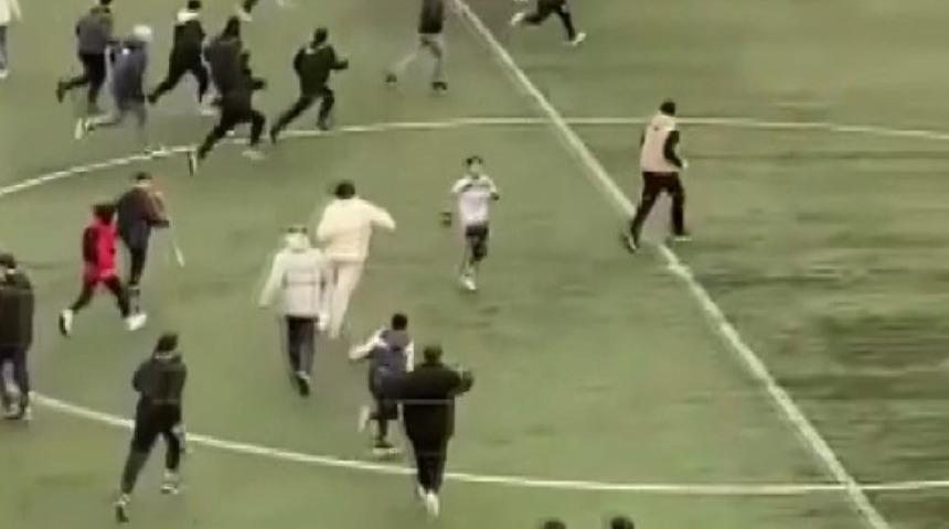 İstanbul'da akılamaz anlar! Taraftar sahaya indi, 13 yaşındaki çocuklar darp edildi