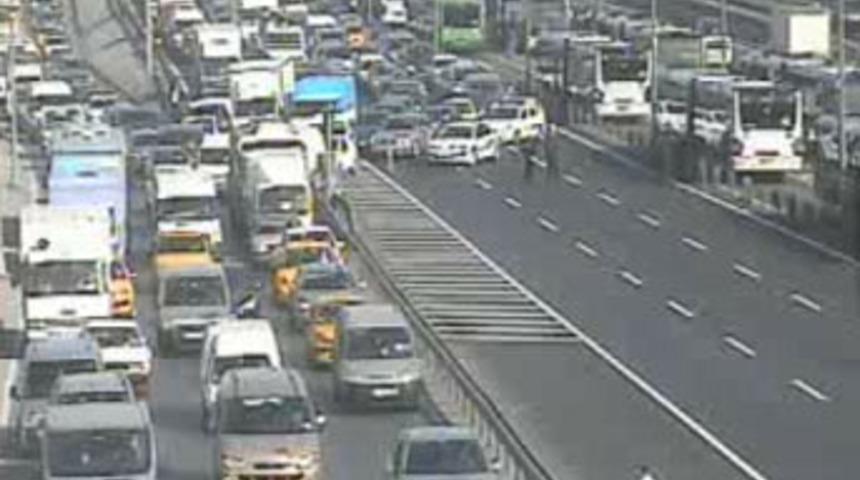 Metrob&uuml;s Merter'de hattan &ccedil;ıktı!