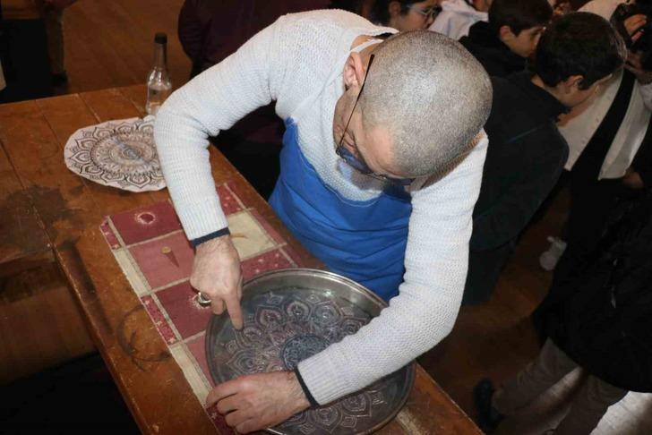 "BAKIR İŞLERKEN DİNLENİYORUM, HUZUR BULUYORUM" 