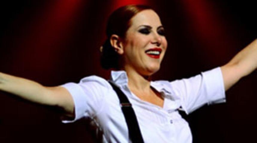 Zuhal Olcay Ve G&uuml;ven&ccedil; Dağ&uuml;st&uuml;n aynı sahnede!