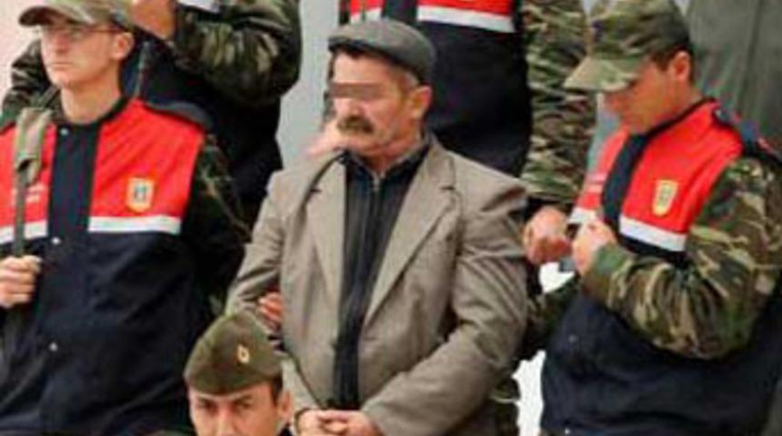 Karısını muhtarla bastı