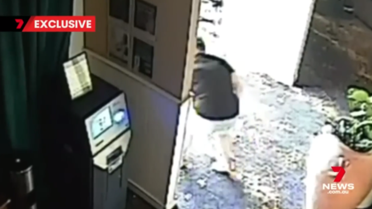 Kumar makinesinin önünde kalp krizi geçirip yere yığıldı! Yardım bile etmeden kazandığı parayı çalıp kaçtı G3