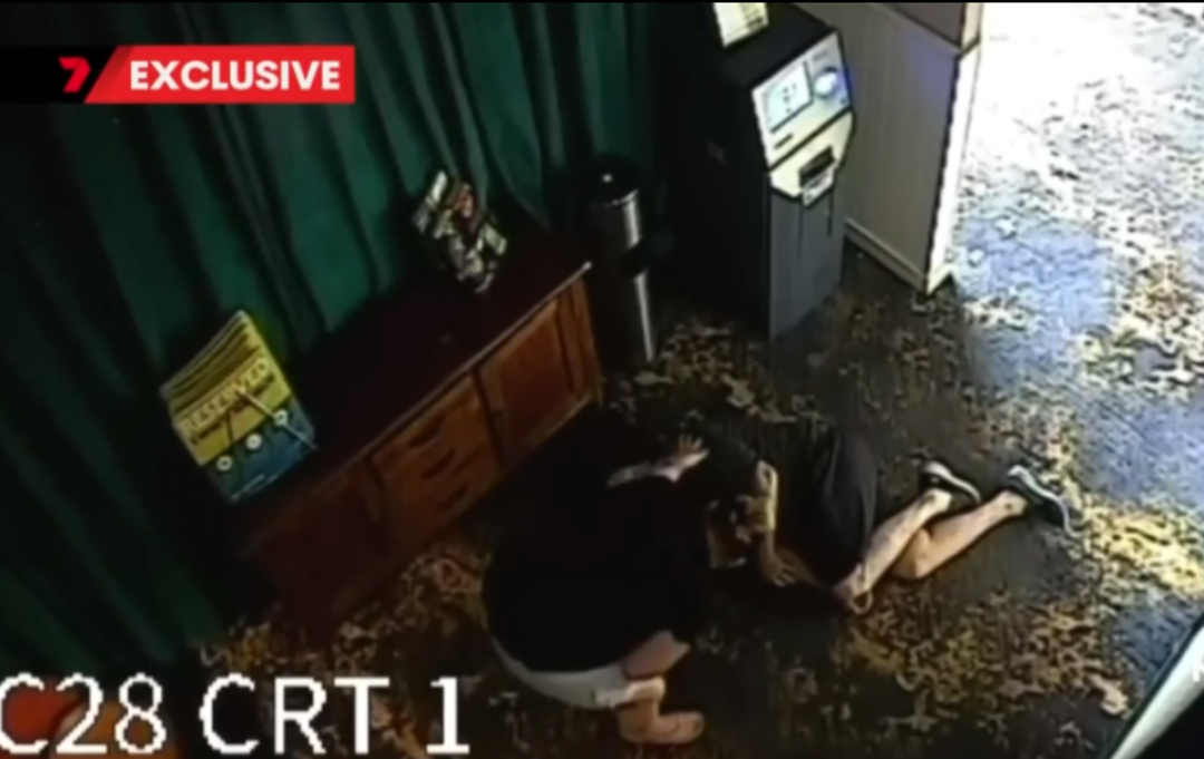 Kumar makinesinin &ouml;n&uuml;nde kalp krizi ge&ccedil;irip yere yığıldı! Yardım bile etmeden kazandığı parayı &ccedil;alıp ka&ccedil;tı