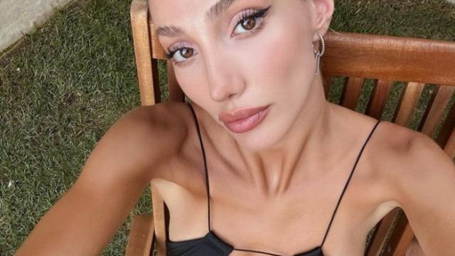 Miss Turkey güzeli Şevval Şahin ayna karşısında çömelerek poz verdi! Arkasını dönünce..