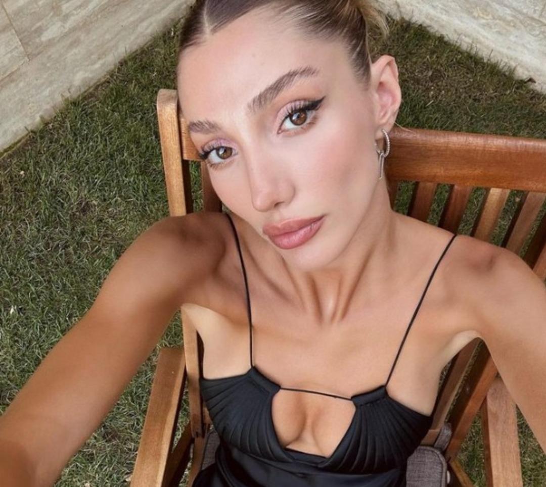 Miss Turkey g&uuml;zeli Şevval Şahin ayna karşısında &ccedil;&ouml;melerek poz verdi! Arkasını d&ouml;n&uuml;nce..