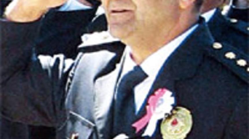 Polis m&uuml;d&uuml;r&uuml;, &ouml;ğrenciye &lsquo;&Uuml;st&uuml;n&uuml; &ccedil;ıkar&rsquo; demiş