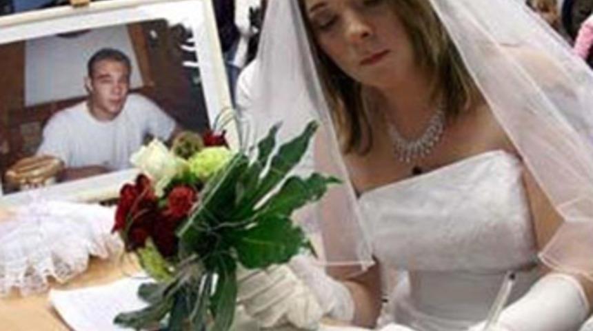 &Ouml;lm&uuml;ş sevgilisiyle evlendi