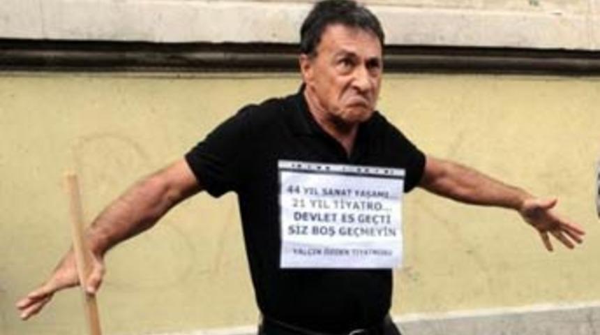 Tiyatrocu Taksim meydanında dilendi
