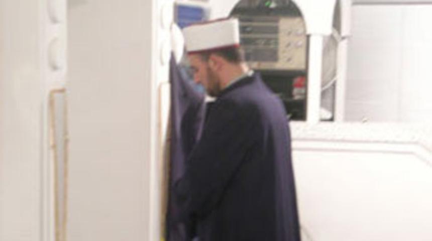 Namaz kıldıran imamın ceketini &ccedil;aldılar