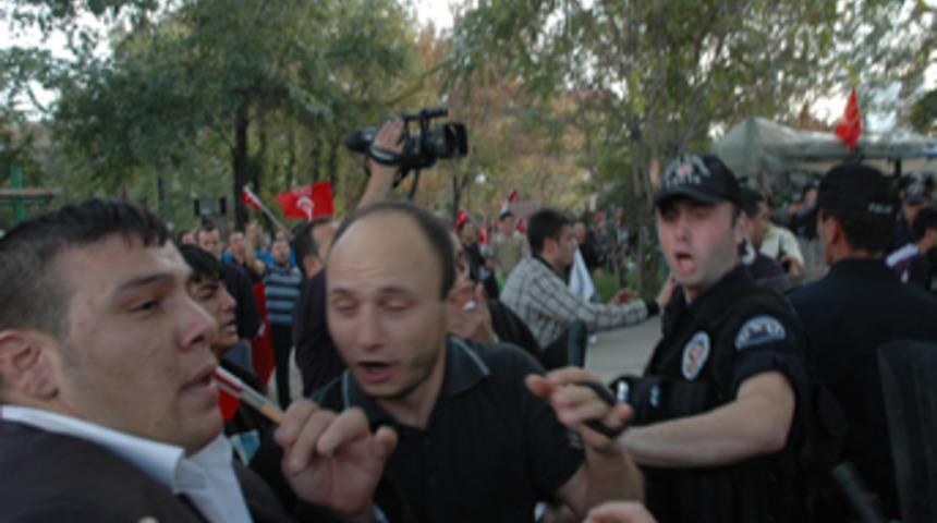 A&ccedil;ılım protestosunda lin&ccedil; girişimi