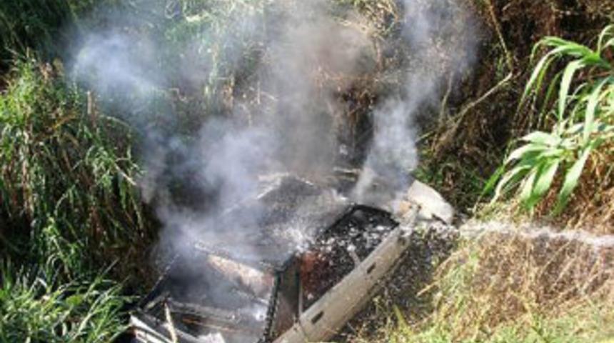 Kaza yapan otomobil i&ccedil;inde yanarak &ouml;ld&uuml;