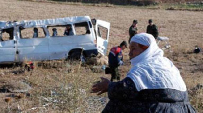 Minib&uuml;s şarampole yuvarlandı: 8 &ouml;l&uuml;