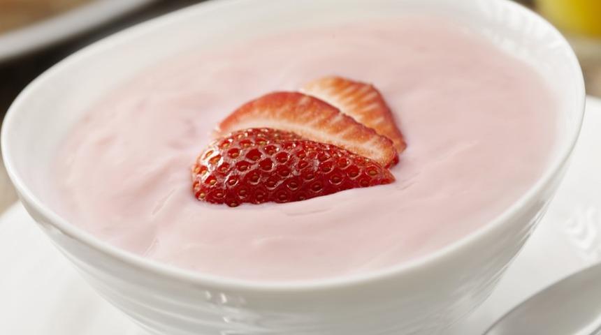 Dışarıdan meyveli yoğurt almayı bıraktırıyor! Nefis el yapımı çilekli yoğurt tarifi