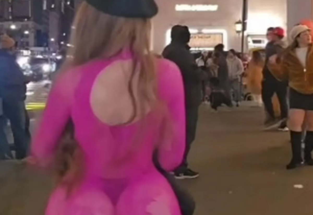 Twerk yaptığı videolarla ünlenmişti! Sosyal medya fenomeni Shilpa Sethi  tamamen şeffaf tulumuyla sokakta dolaştı