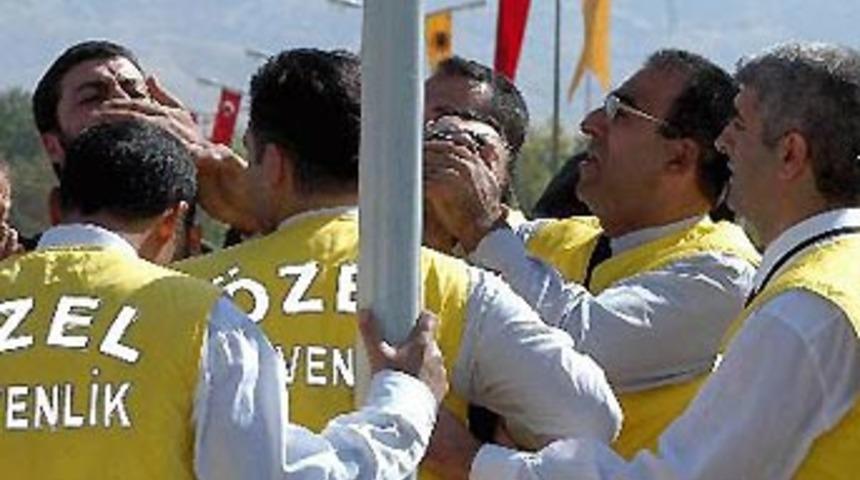 &Ccedil;i&ccedil;ek'e &uuml;niversitede protesto