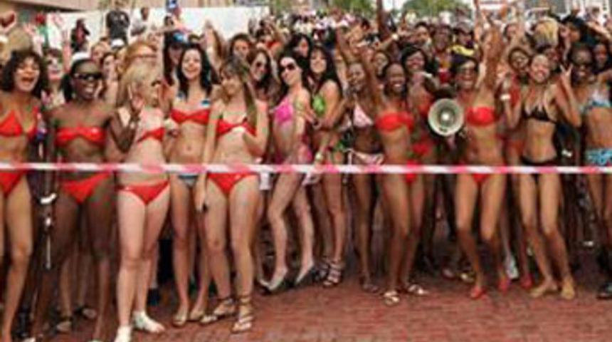 Afrikalı kadınlar göğüs kanseri için yürüdü