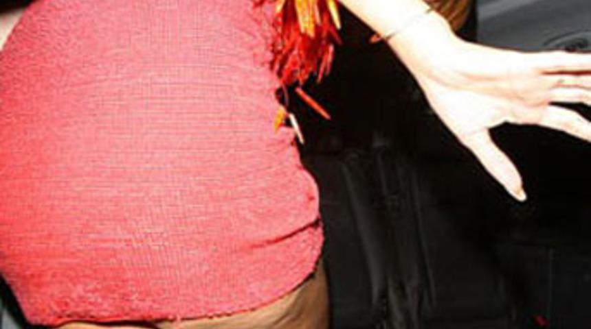 Sel&uuml;litli Rihanna'dan frikik