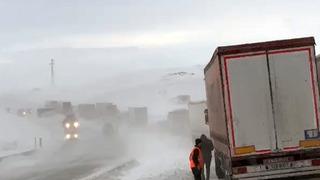 Van'da Tendürek Geçidi kapandı! Onlarca araç mahsur kaldı