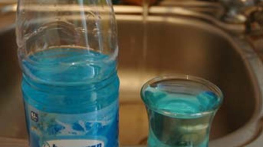 Musluktan mavi su akıyor