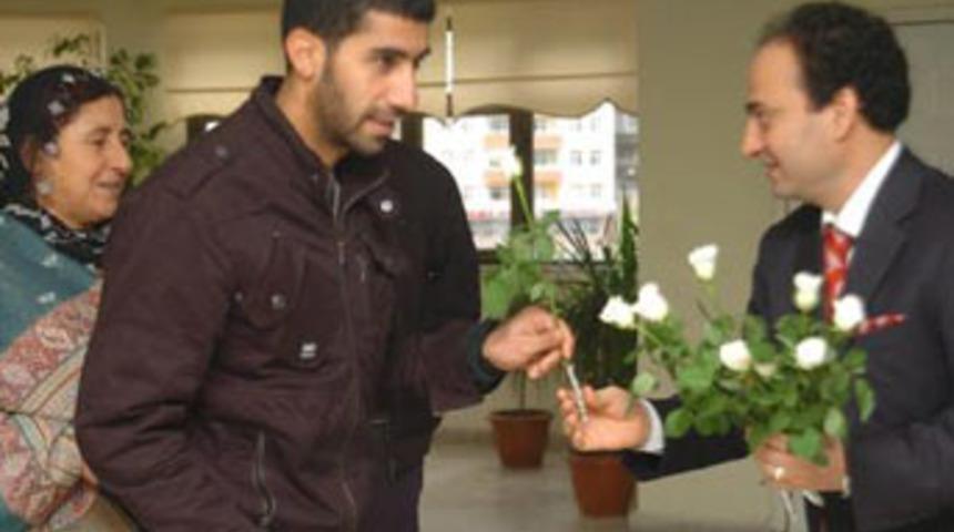 PKK'lıları kapıda &ccedil;i&ccedil;ekle karşıladı!