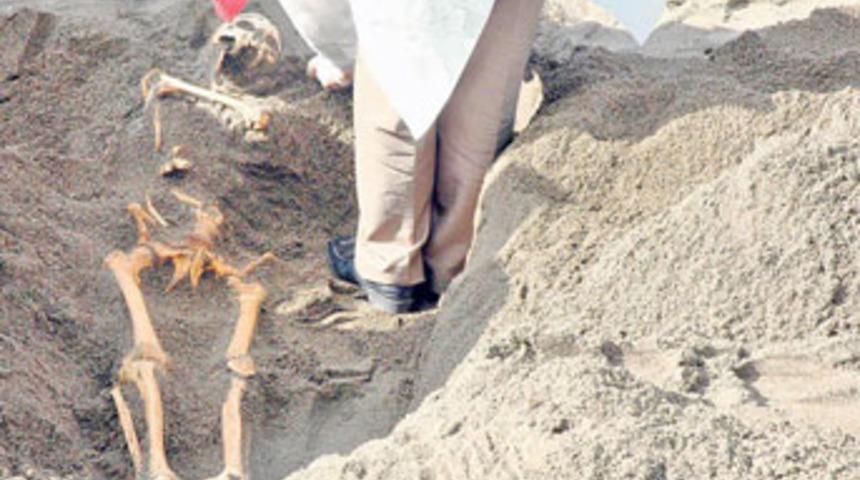 Kumdaki insan iskeleti kime ait?