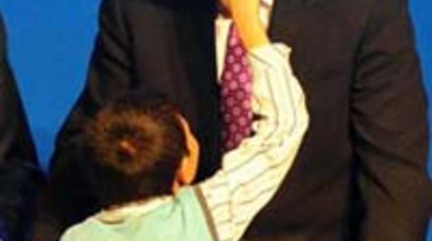 Yine burnunu sıktı