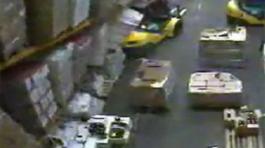 Beş saniyede depoyu yerlebir etti