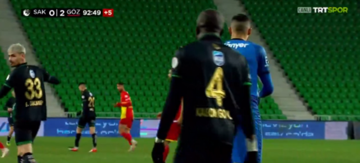 Sakaryaspor Göztepe maçında sahalarda ender rastlanan bir gol atıldı! Karşılaşmanın spikeri bile ne olduğunu anlayamadı G3