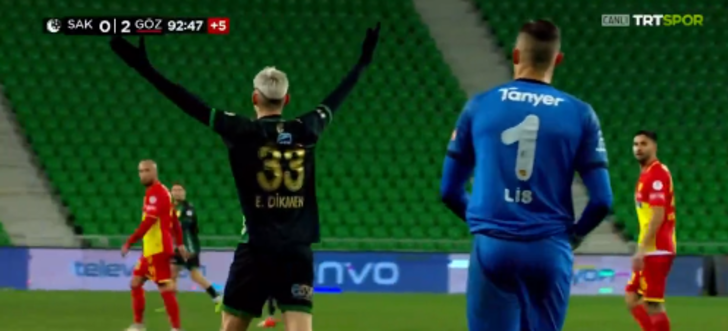 Sakaryaspor Göztepe maçında sahalarda ender rastlanan bir gol atıldı! Karşılaşmanın spikeri bile ne olduğunu anlayamadı G1