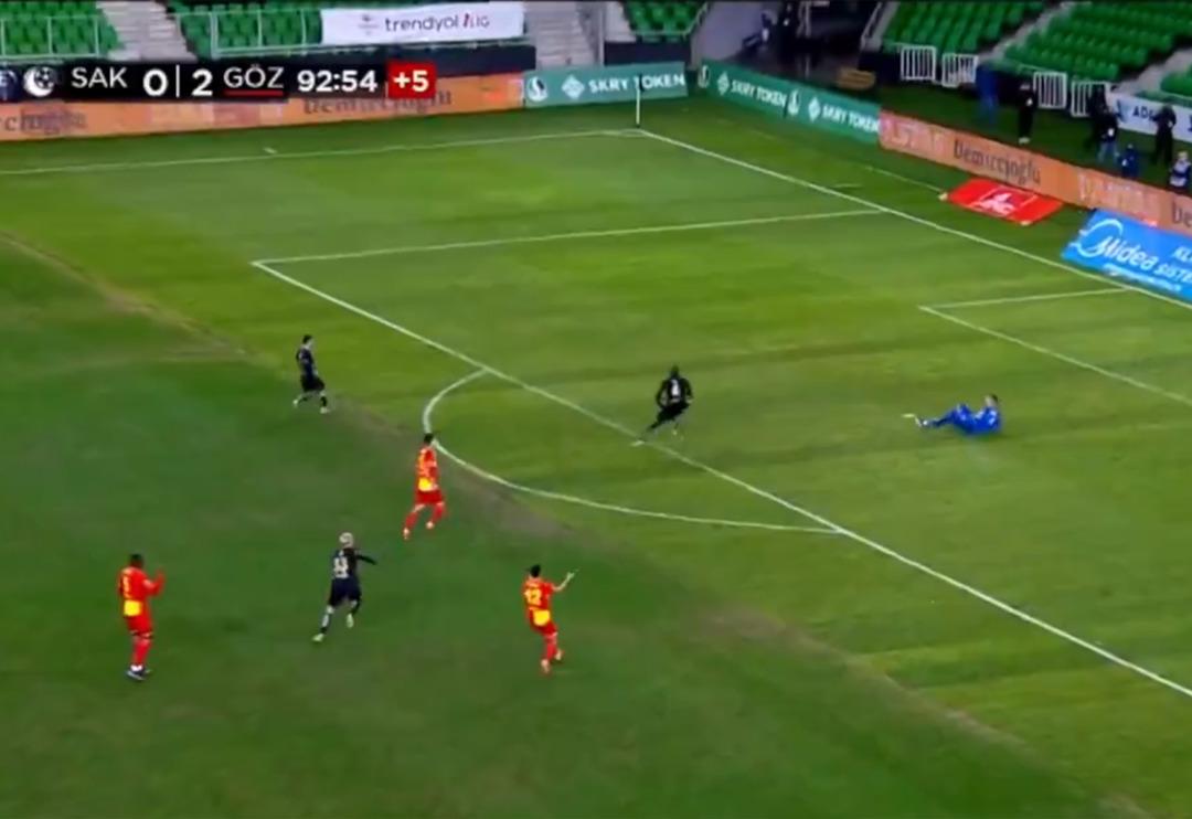Sakaryaspor G&ouml;ztepe ma&ccedil;ında sahalarda ender rastlanan bir gol atıldı! Karşılaşmanın spikeri bile ne olduğunu anlayamadı