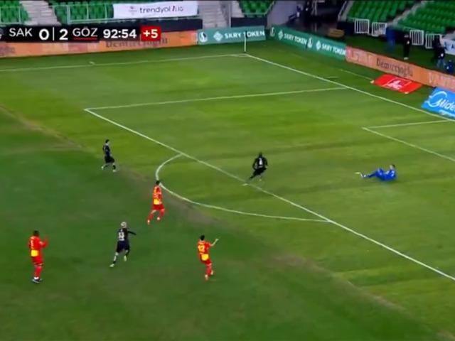 Sakaryaspor Göztepe maçında sahalarda ender rastlanan bir gol atıldı! Karşılaşmanın spikeri bile ne olduğunu anlayamadı