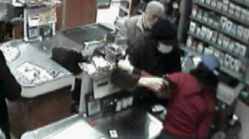 Markette silahlı soygun güvenlik kamerasında