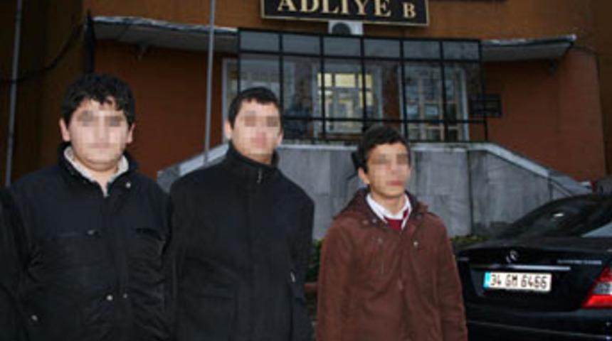 İlk&ouml;ğretim &ouml;ğrencilerine derste g&ouml;zaltı