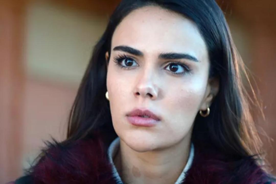 Herkes onu doğal g&uuml;zel sanıyordu! &Uuml;&ccedil; Kız Kardeş'in T&uuml;rkan'ı &Ouml;zg&uuml; Kaya'nın eski hali sosyal medyayı salladı