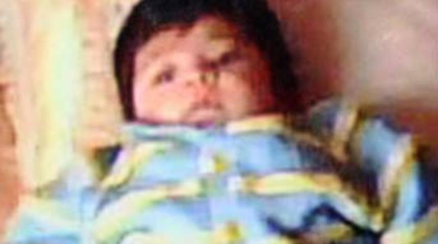 Minik Narin annesinin kucağında &ouml;ld&uuml;