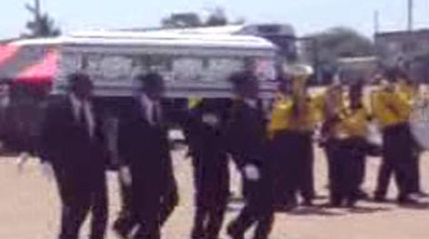 B&ouml;yle cenaze t&ouml;reni yok!