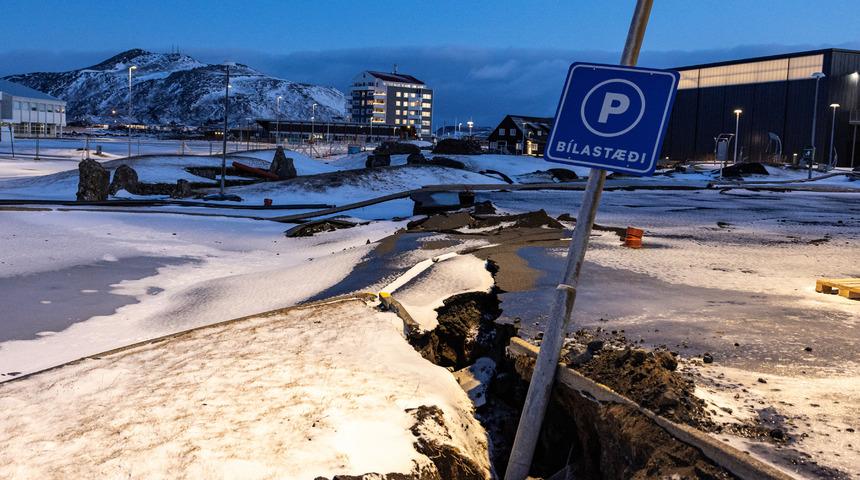 Kelimenin tam anlamıyla yer yarıldı içine düştü! İzlanda'da herkes çatlağa düşüp kaybolan adamı arıyor 